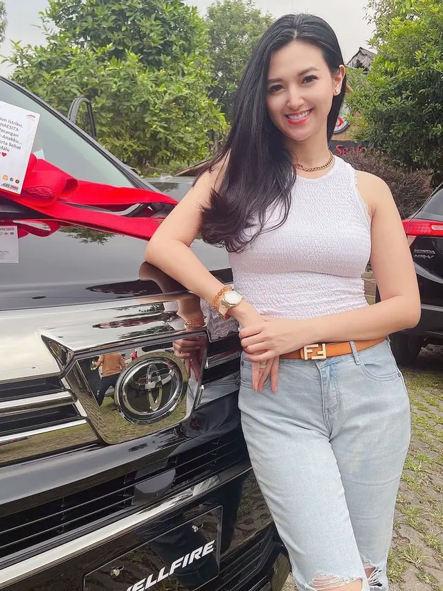 6 Momen Ulang Tahun Sylvia Fully Ke-33, Dapat Kado Mobil Mewah dari Suami