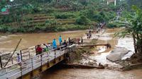 Sejumlah fasilitas umum di Kecamatan Sukawening, Garut, Jawa Barat, seperti jembatan rusak setelah diterjang banjir bandang petang kemarin. (liputan6.com/Jayadi Supriadin)
