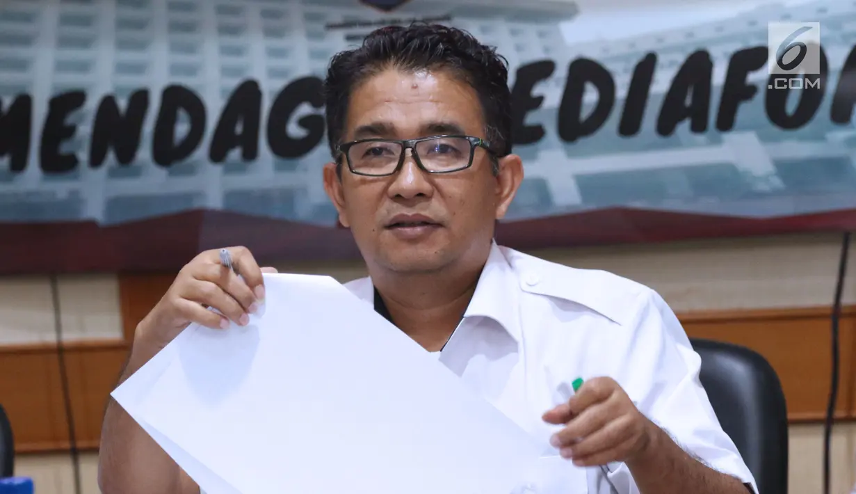 Sesditjen Otda Kemendagri, Akmal Malik memberi keterangan terkait masalah penghentian pelayanan publik di 12 kecamatan dan 56 kelurahan di Kota Bekasi, Jawa Barat pada Jumat (27/7) lalu di Jakarta, Rabu (1/8). (Liputan6.com/Helmi Fithriansyah)