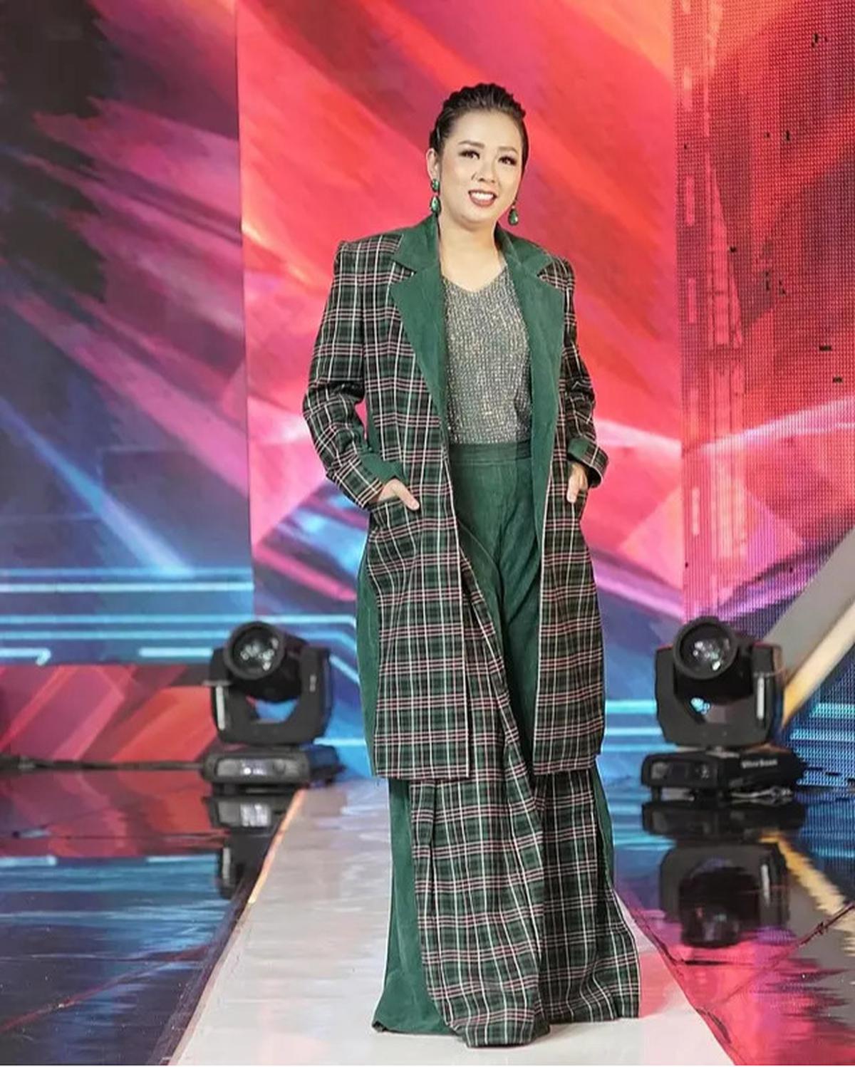 8 Inspirasi Blazer ala Soimah, Tampil Powerful dan Artistik