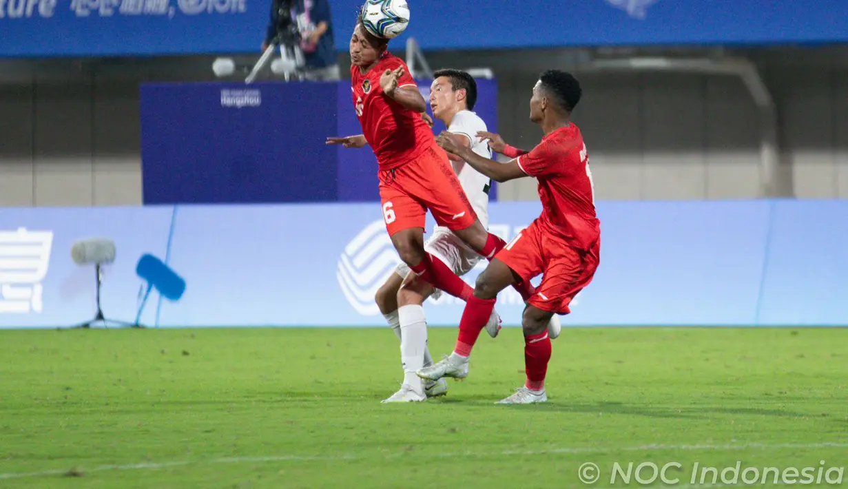 <p>Terus ditekan, Timnas Indonesia U-24 justru mampu menggandakan keunggulan. Memanfaatkan kesalahan bek Kirgistan, Hugo Samir yang baru masuk pada menit ke-83 menambah gol untu Indonesia pada menit ke-90+3. Skor 2-0 untuk Indonesia bertahan hingga laga usai. (Kredit Foto: NOC Indonesia/Naif Al&rsquo;As)</p>