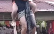 Asli Bikin Ngakak, Bule Ikut Lomba Panjat Pinang Meriahkan Hut Ke-78 di Bukit Lawang