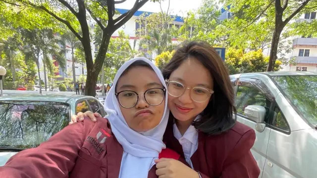 6 Potret Shakiena Azalea Anak Okie Agustina Kini Sudah Kuliah, LDR dengan Keluarga