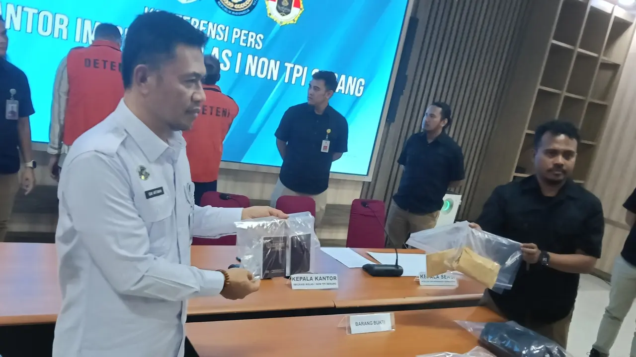Dua warga negara asing (WNA) asal Irak berinisial AM dan AF ditangkap petugas Kantor Imigrasi Serang setelah diduga melakukan aksi perampokan terhadap sebuah toko penjual pulsa di Kota Serang. (Liputan6/Yandhi Deslatama)