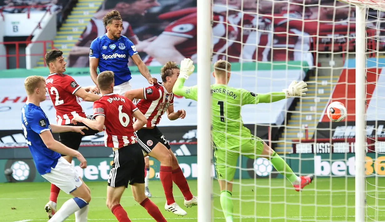 Striker Everton, Calvert-Lewin, berusaha mencetak gol ke gawang Sheffield United pada laga lanjutan Premier League di Bramall Lane Stadium, Selasa (21/7/2020) dini hari WIB. Everton menang 1-0 atas Sheffield United. (AFP/Peter Powell/pool)