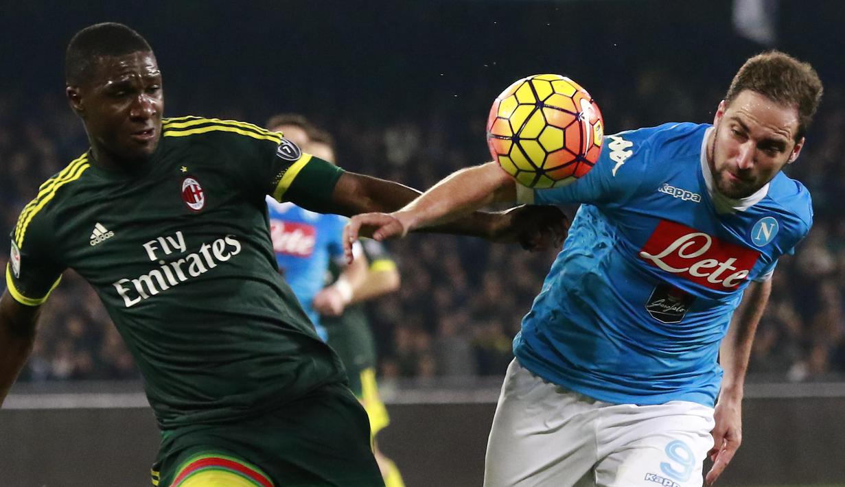 Pemain Napoli, Gonzalo Higuain (kanan) berebut bola dengan pemain AC Milan, Cristian Zapata dpada pertandingan Serie A pekan ke-26 di San Paolo, Naples, Selasa (23/2/2016) dini hari WIB. (AFP / Carlo Hermann)