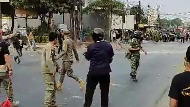 Aparat kepolisian berupaya membubarkan bentrokan dua ormas di Setu, Kabupaten Bekasi yang dipicu penarikan mobil.