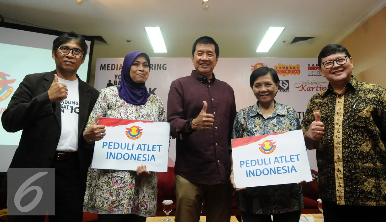Ketua Umum YOI, Rudy Hartono (tengah) berfoto bersama dua mantan atlet nasional usai memberikan keterangan seputar pelaksanaan Bandung Great Run 10K di Jakarta, Kamis (28/1/2016). Acara berlangsung 27 Maret mendatang. (Liputan6.com/Helmi Fithriansyah)