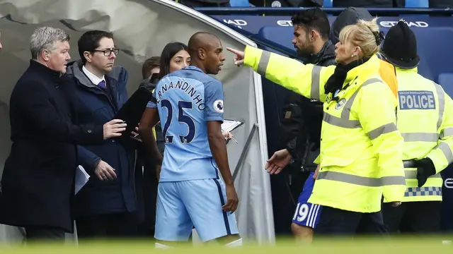 Pemain Manchester City, Fernandinho menerima satu kartu merah saat melawan Chelsea pada laga Premier League (Reuters / Jason Cairnduff)