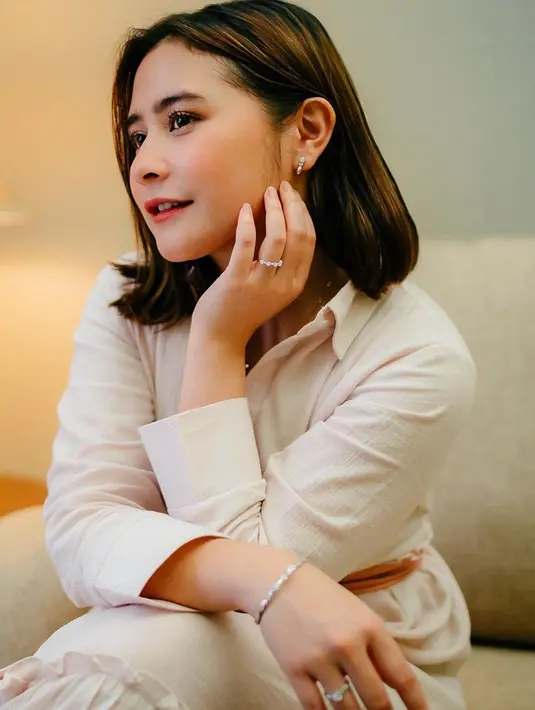 "Enggak dong. Rumah baru jadi masa mau diambil suami. Jadi nikmatin dulu dong pencapaian yang sudah aku capai sendiri baru mikirin nikah," ujar Prilly Latuconsina. (Instagram/prillylatuconsina96)