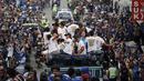 Pemain Persib menikmati keramaian lautan manusia yang memadati jalanan kota Bandung saat berlangsungnya Pawai Persib Juara Piala Presiden, Minggu (25/10/2015). (Bola.com/Nicklas Hanoatubun)