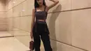 Tampil lebih kekinian, bisa tiru gaya aktris Shenina Cinnamon satu ini. Padukan Striped Crop Top dengan High Waist Pants dan Sneakers. (Instagram/shennacinnamon).