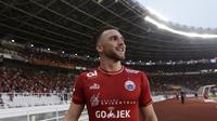 Striker Persija, Marko Simic, menyapa suporter usai melawan Persela pada laga Liga 1 di SUGBK, Jakarta, Selasa (20/11). Persija menang 3-0 atas Persela. (Bola.com/Vitalis Yogi Trisna)