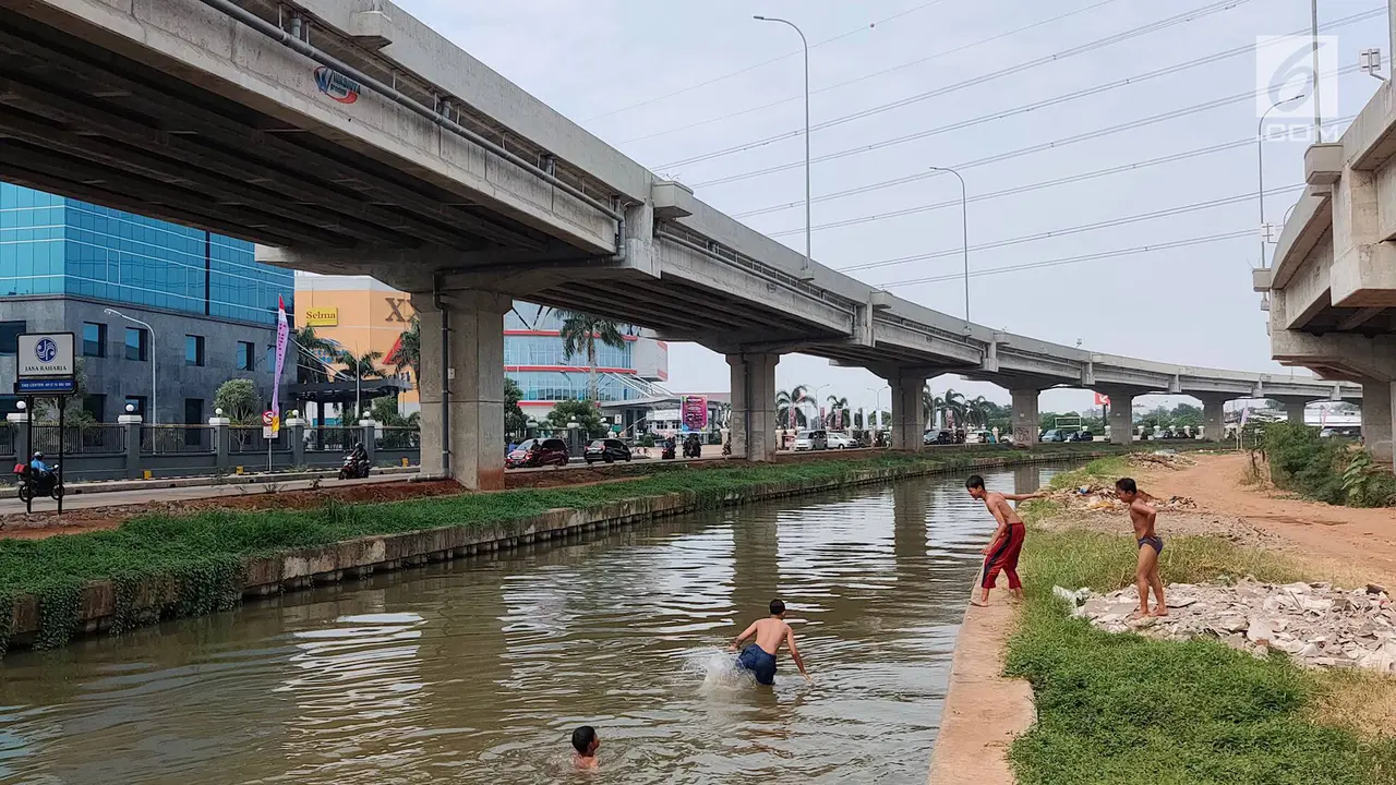 Suhu Ibu Kota Panas, Anak-Anak Ini Berenang di Kalimalang