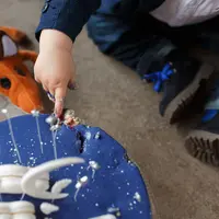 Ide aktivitas sensorik kreatif untuk balita 2–3 tahun yang mudah, murah, dan bermanfaat bagi perkembangan anak. (Foto: freepic.diller/Freepik)