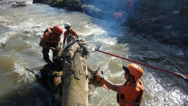 Relawan bersihkan Sungai Ciliwung