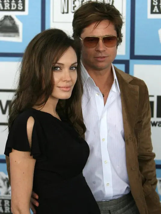 Seorang hakim bernama John Outderkirk dipilih Jolie dan Pitt untuk mengurus proses cerai mereka. Tersiar kabar bahwa John bisa mendapat bayaran sebesar US$ 450 atau sekitar 6 Juta rupiah per jam. (AFP/Bintang.com)