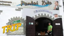 Oscar, pelayan resto Indonesia di San Fernando menunjukkan foto kekasihnya berpose dengan David Silva. (Bola.com/Reza Khomaini).