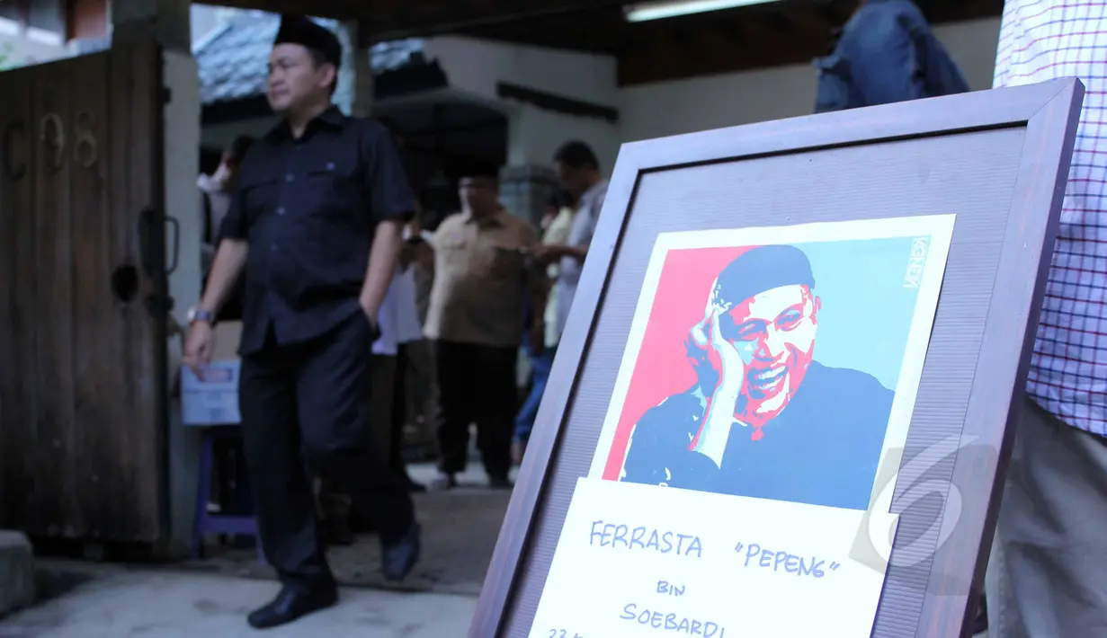 Tampak bingkai foto bergambar almarhum Ferrasta Soebardi atau lebih akrab disapa Pepeng semasa hidup di kawasan Bumi Pusaka Cinere, Depok, Jawa Barat, Rabu (6/5/2015).(Liputan6.com/Helmi Afandi)