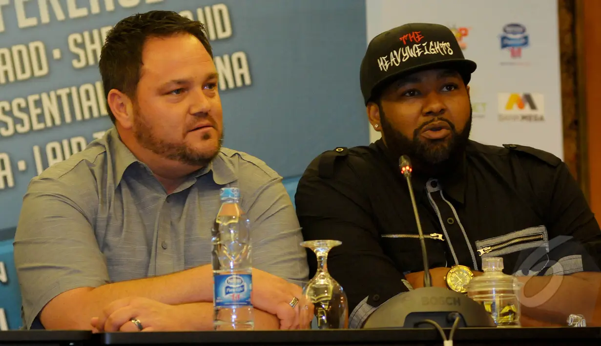 Dua personel All-4-One saat menghadiri konferensi pers In Between Days di Hotel Sultan, Jakarta, Jumat (10/4/2015). (Liputan6.com/Faisal R Syam)