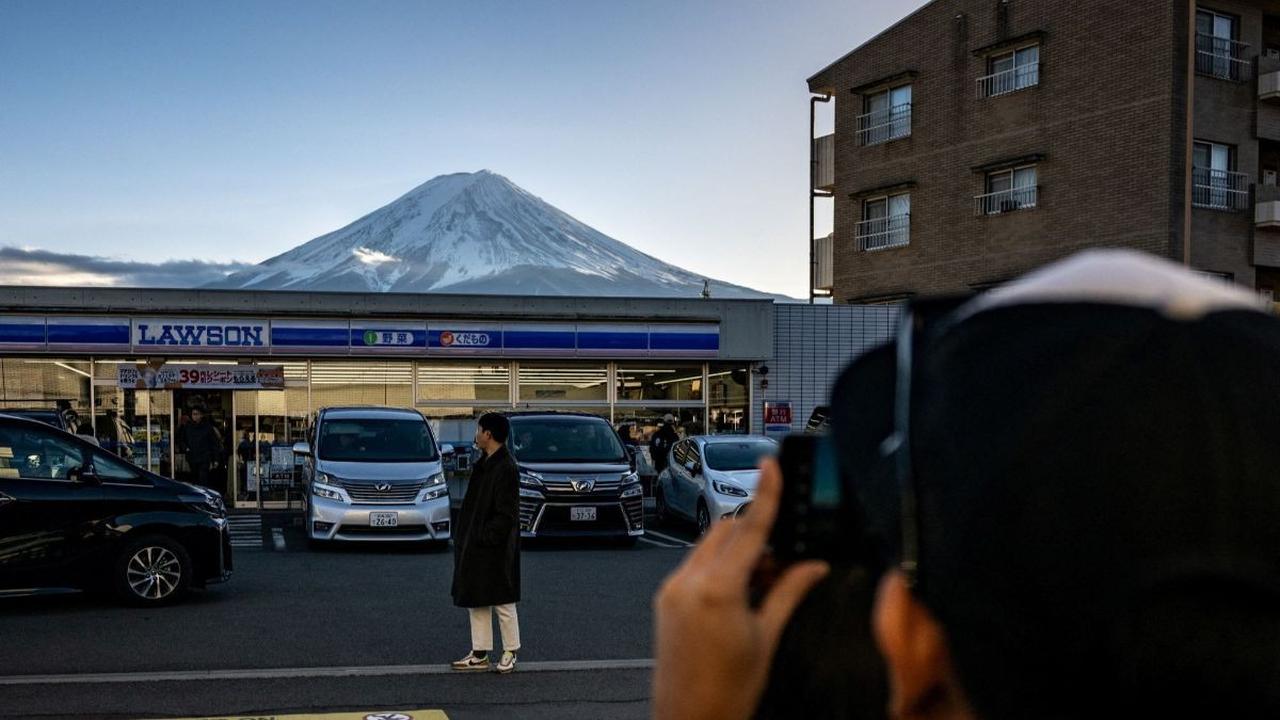 Viral Minimarket Wonosobo Berlatarbelakang Gunung Bak di Jepang, 'Indonesia Tak Ada Obat Sih