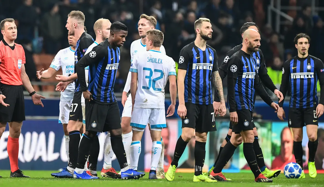 Reaksi pemain Inter Milan pada akhir laga pamungkas penyisihan Grup B Liga Champions melawan PSV Eindhoven di Stadion San Siro, Rabu (12/12). Inter Milan terdepak dari Liga Champions setelah hanya bermain imbang 1-1. (Miguel MEDINA / AFP)
