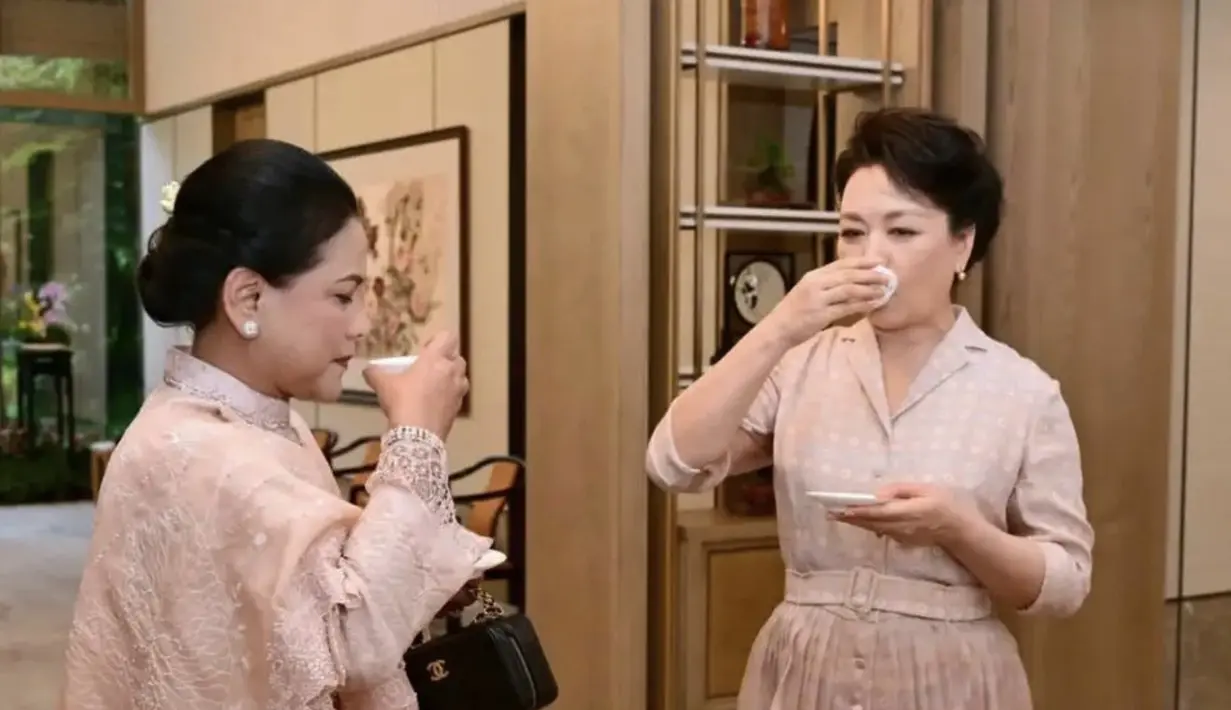 Sebagai seorang Ibu Negara, gaya fashion Iriana Jokowi selalu jadi sorotan. Bersama Madam Peng Liyuan kala mengunjungi Chengdu, Iriana terlihat menjinjing tas Chanel Bowling Bag dengan kisaran harga $5,500, atau sekitar 83 juta rupiah. [Foto: Instagram/ Ibu_Iriana_Jkw]