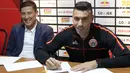 Pemain baru Persija, Alexandre Luiz Reame atau Xandao saat menandatangani kontrak di Kantor Persija, Jakarta, Jumat (30/8/2019). Di Eropa, pesepakbola berkewarganegaraan Brasil ini pernah membela Sporting Lisbon dan Sporting Gijon sebelum bermain di Red Bull Brasil. (Liputan6.com/Helmi Fithriansyah)