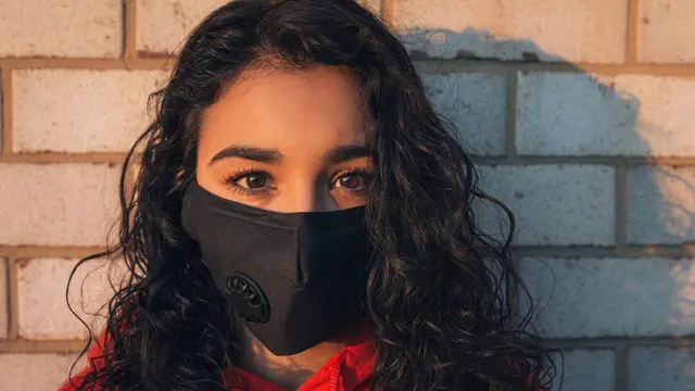 Gambar Ilustrasi Wanita Menggunakan Masker