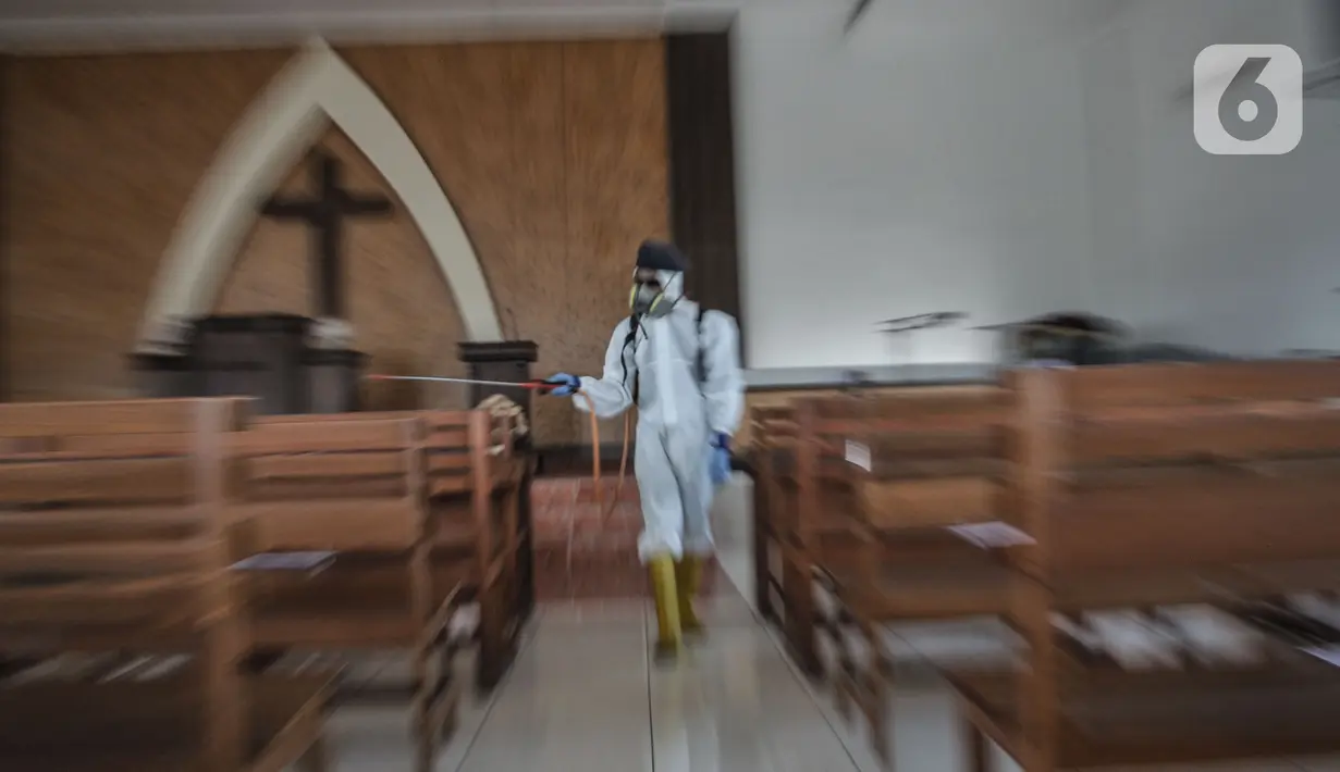 Petugas PMI Jakarta Timur menyemprotkan disinfektan menyemprotkan disinfektan di sebuah gereja di permukiman Kampung Tengah, Kramat Jati, Minggu (23/8/2020). Penyemprotan sebagai langkah sterilisasi permukiman setelah warga di Kampung Tengah dilaporkan terpapar Covid-19. (Liputan6.com/Iqbal Nugroho)