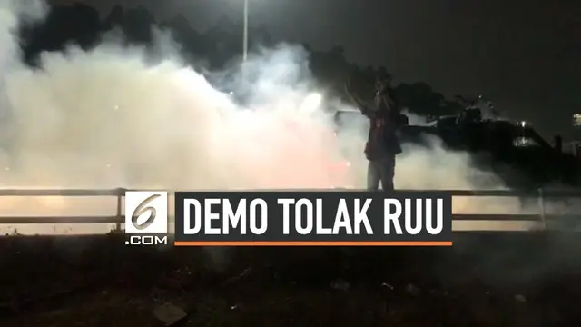 Polisi menembakkan gas air mata dan menyemprotkan air menggunakan water cannon ke arah mahasiswa saat demonstrasi menolak pengesahan RUU KUHP dan revisi UU KPK di depan Gedung DPR.