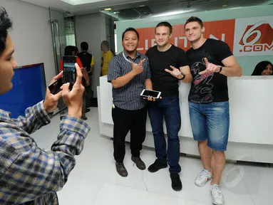 Dua pemain asing Persija Jakarta, Yevgeni Kabayev dan Martin Vunk berpose di kantor redaksi Liputan6.com, Jakarta (10/12/2014). (Liputan6.com/Helmi Fithriansyah)
