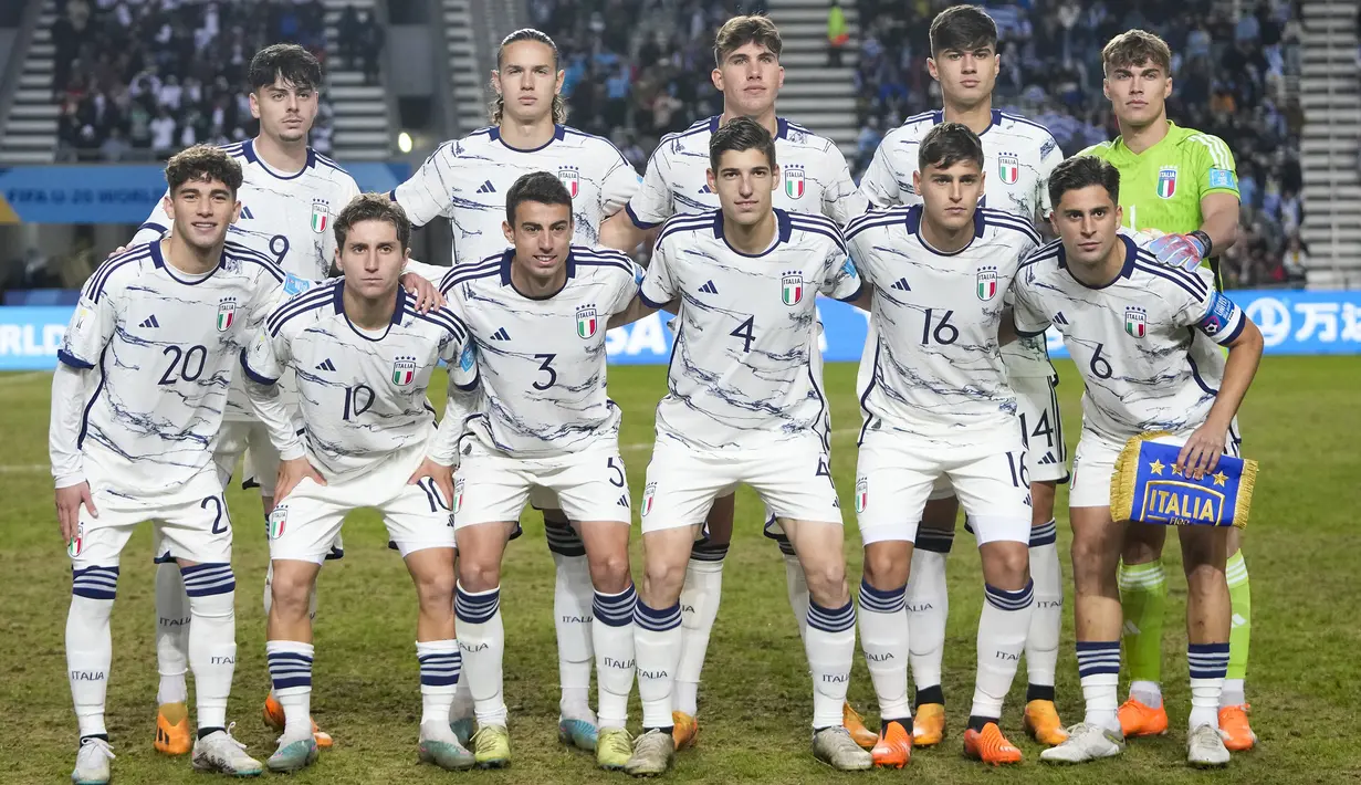 Para pemain starter Timnas Italia U-20 berfoto sebelum dimulainya laga final Piala Dunia U-20 2023 menghadapi Uruguay di Unico Diego Armando Maradona Stadium, La Plata, Argentina, Senin (12/6/2023) dini hari WIB. (AP Photo/Natacha Pisarenko)