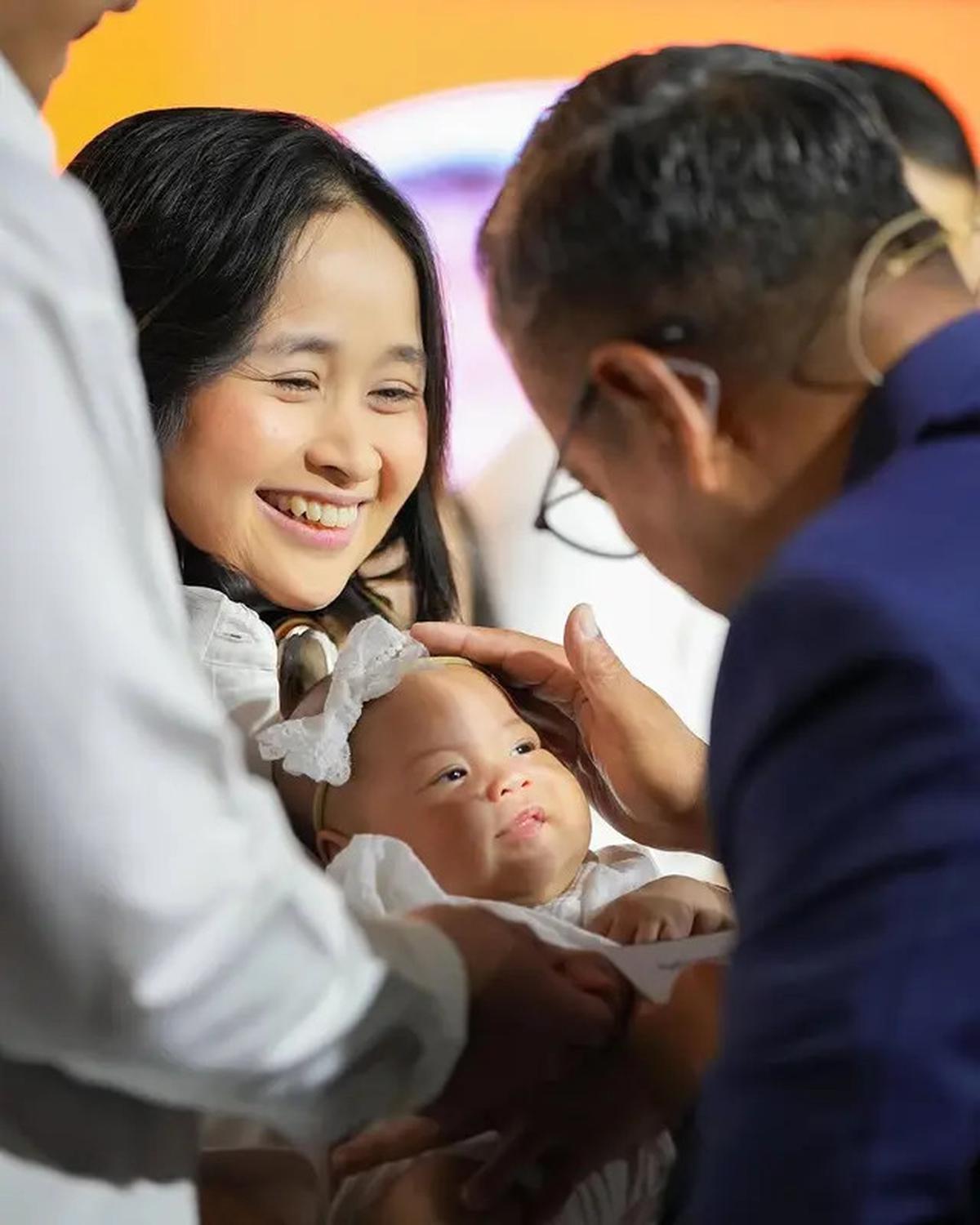 7 Potret Gritte Agatha Gelar Penyerahan Anak ke Gereja, Arief Hidayat Ikut Belajar