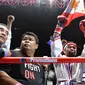 Petinju Filipina Manny Pacquiao menyapa penonton saat bersiap bertanding pada kelas welter versi WBA melawan petinju Argentina, Lucas Matthysse di Axiata Arena di Kuala Lumpur, Malaysia (15/7). (AFP Photo/Mohd Rasfan)