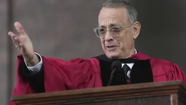 Tom Hanks dapat gelar kehormatan dari Harvard. (AP Photo/Steven Senne)