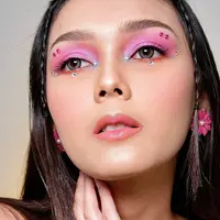 Berkolaborasi dengan MUA Indonesia, Dream Color I menghadirkan Trend Softlens 2023 .