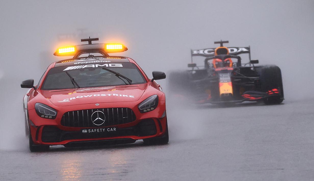 Formula 1 GP Belgia diwarnai bendera merah akibat sejumlah pembalap mengeluhkan jarak pandang yang terbatas dan adanya genangan yang membuat traksi hilang saat putaran pemanasan. (Foto: AFP/Kenzo Tribouilla)