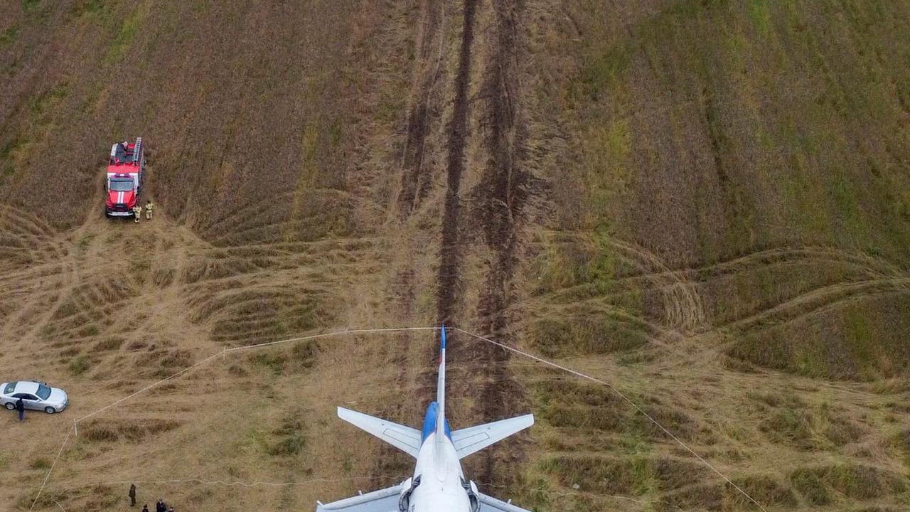 Usai mendarat di ladang pesawat itu mengeluarkan perosotan sebagai tangga darurat untuk mengevakuasi para penumpang ke luar.<br>