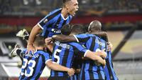 Para pemain Inter Milan merayakan keberhasilan timnya mengalahkan Shakhtar Donetsk dengan skor 5-0 pada semifinal Liga Europa 2019/2020, Selasa (18/8/2020) dini hari WIB. (Federico Gambarini/dpa via AP)