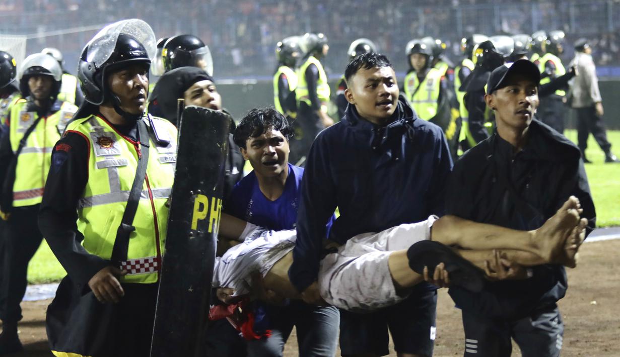 Sebanyak 127 orang meninggal dalam kerusuhan suporter yang pecah seusai pertandingan derbi Jawa Timur, Arema FC kontra Persebaya Surabaya di Stadion Kanjuruhan di Kabupaten Malang, Jawa Timur. (AP/Yudha Prabowo)