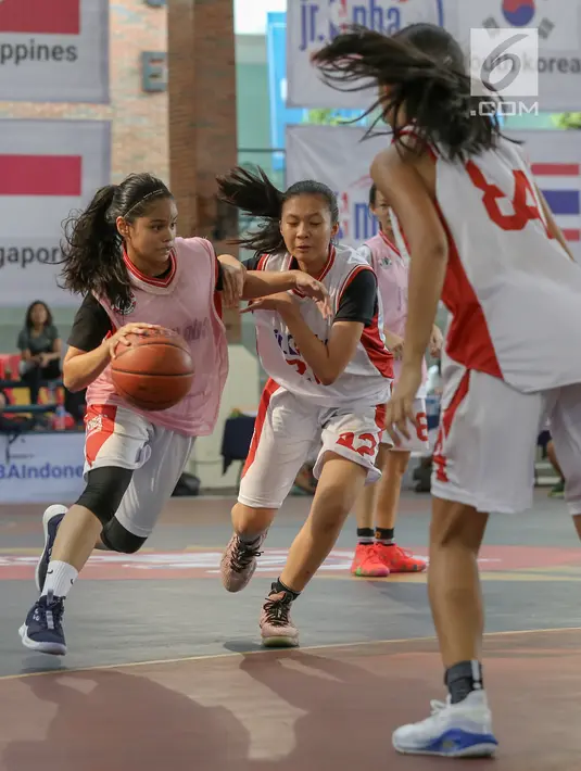 Pebasket putri bertanding pada final penyisihan Jr. NBA Global Championship Asia Pacific Selection Camp di Universitas Pelita Harapan (UPH), Tangerang, Minggu (16/6/2019). Penyisihan yang diikuti 68 peserta dari sepuluh negara akan dipilih mewakili Asia-Pasifik. (Liputan6.com/Fery Pradolo)