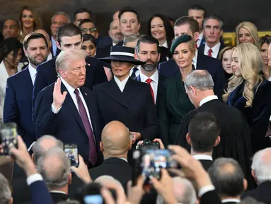 Donald Trump saat diambil sumpahnya sebagai Presiden ke-47 Amerika Serikat di Rotunda Gedung Kongres AS di Washington DC, pada Senin 20 Januari 2025 waktu setempat. (SAUL LOEB/POOL/AFP)