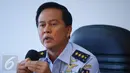 Wakasau Marsekal Madya TNI Hadiyan Sumintaatmadja saat jumpa pers di Lanud Halim Perdanakusuma, Jakarta, Minggu (18/12). Menurut Hadiyan, faktor penyebab jatuhnya pesawat Hercules TNI AU itu untuk sementara akibat cuaca buruk. (Liputan6.com/Johan Tallo)