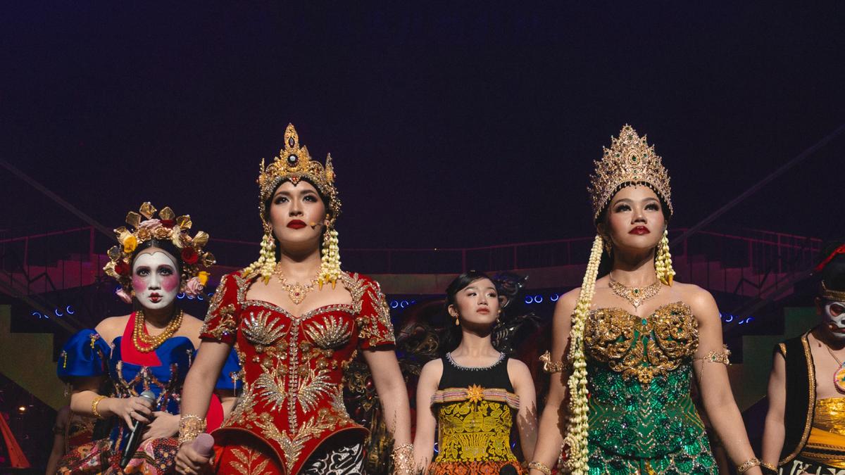 Potret Perempuan Tangguh dari Raisa dan Yura Yunita dalam Balutan Kostum Kolosal di Pagelaran Sabang Merauke