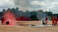 Tim Manggala Agni menggelar simulasi pemadaman api saat Apel Siaga Kesiapsiagaan Pengendalian Karhutla Tahun 2021, di Kabupaten Ogan Ilir Sumsel (Liputan6.com / Nefri Inge)
