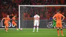 Striker Belanda, Memphis Depay melakukan tendangan penalti ke gawang Turki pada kualifikasi Grup G Piala Dunia Qatar 2022 di stadion Johan Cruijff Arena di Amsterdam (8/9/2021). Belanda menang telak atas Turki 6-1. (AFP/John Thys)