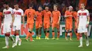 Striker Belanda, Memphis Depay (keempat kiri) berselebrasi dengan rekannya usai mencetak gol ke gawang Turki pada kualifikasi Grup G Piala Dunia Qatar 2022 di stadion Johan Cruijff Arena di Amsterdam (8/9/2021). Depay mencetak tiga gol dan mengantar Belanda menang atas Turki 6-1. (AFP/John Thys)