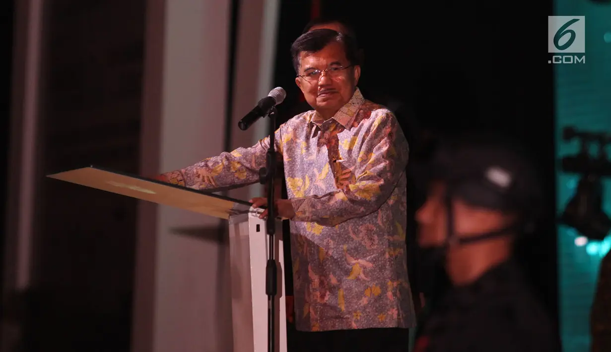 Wakil Presiden Jusuf Kalla memberi sambutan saat membuka pameran Indo Defence 2018 di JiExpo and Forum, di Kemayoran, Jakarta Rabu (7/11). Pameran ini digelar selama empat hari dari tanggal 7-10 November 2018. (Merdeka.com/Imam Buhori)