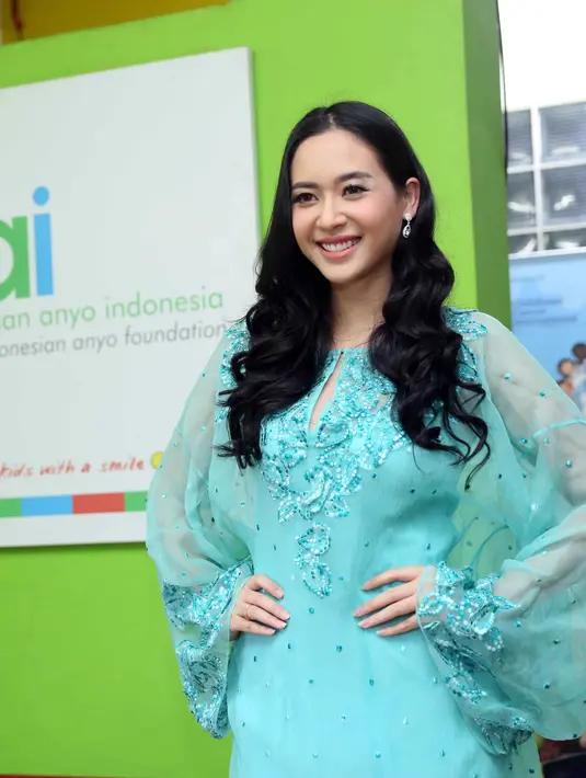 Memiliki kurang mengenakan dengan penyakit kanker, Elvira Devinamira terus mengkampanyekan anti kanker. Putri Indonesia 2014 itu selalu mengajak hidup sehat pada generasi muda khususnya wanita. (Nurwahyunan/Bintang.com)